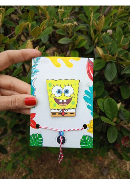 Sünger Bob Temalı Ahşap Rozet Marteniçka Bileklik Hediyeli -Çanta-Broş-Aksesuar modelleri