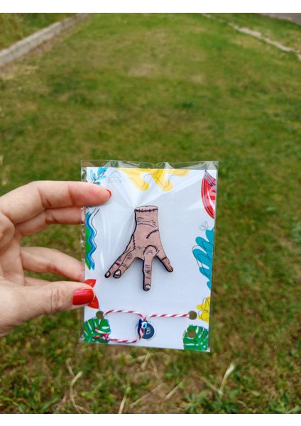 Wednesday Hands Thing Minik El Ahşap Rozet Marteniçka Bileklik Hediyeli -Çanta-Broş-Aksesuar fırsatları