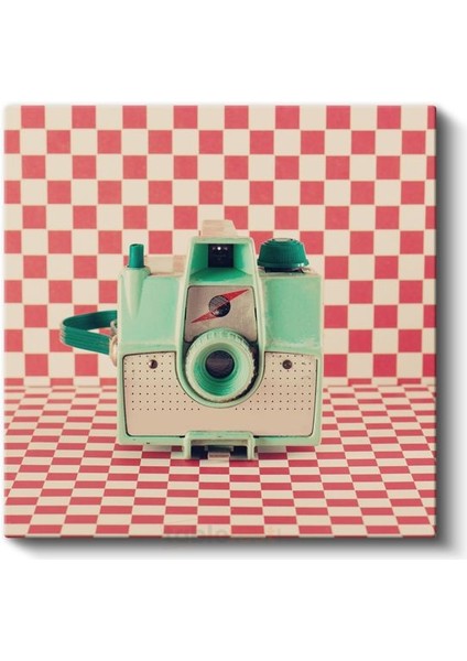Mint Yeşili Fotoğraf Makinesi - Retro Kareli Fonda Nostaljik Ekipman Kanvas Tablo