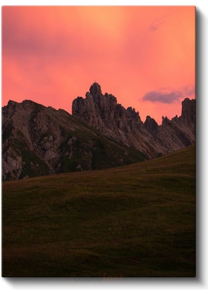 Alacakaranlık Dağları - Pembe Gökyüzü Altında Yükselen Kayalıklar Kanvas Tablo fiyatları