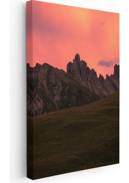 Alacakaranlık Dağları - Pembe Gökyüzü Altında Yükselen Kayalıklar Kanvas Tablo modelleri