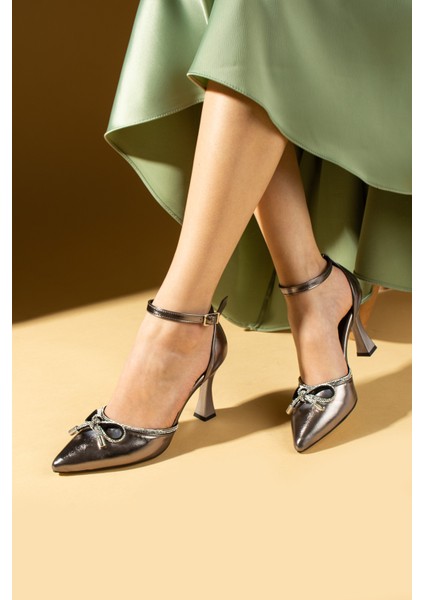 Taşlı Fiyonk Bilek Bağlama Kadeh Topuklu Kadın Ayakkabı 018-52-24CILT fırsatları