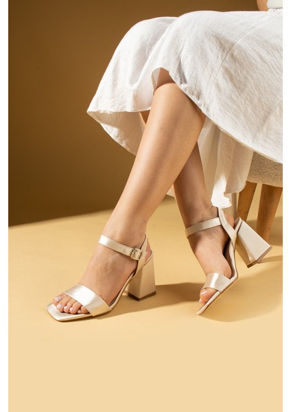 Tek Bant Tokalı Küt Burunlu Kadın Topuklu Ayakkabı 82-43-25SATEN fiyatları