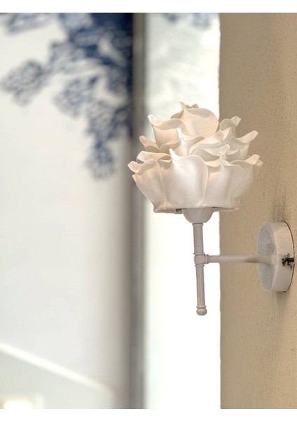 Modern beyaz metal şık kablosuz pilli aplike, 35 cm uzunluk, dekoratif ve kullanışlı.