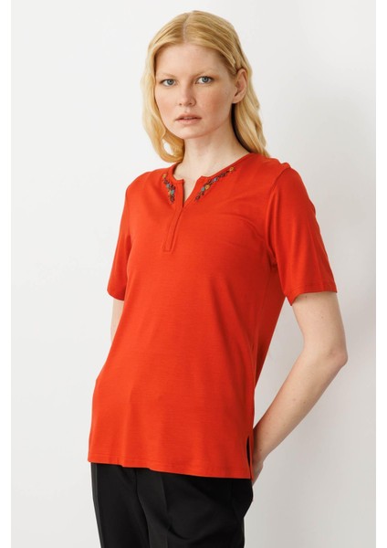 Kadın Açma Yaka Nakış Işlemeli T-Shirt Oranj fiyatları