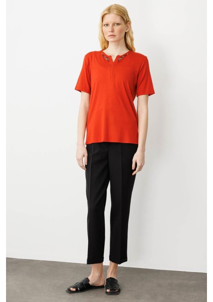 Kadın Açma Yaka Nakış Işlemeli T-Shirt Oranj modelleri