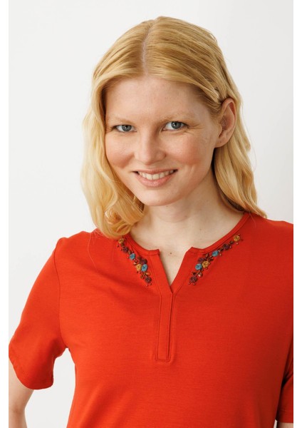 Kadın Açma Yaka Nakış Işlemeli T-Shirt Oranj indirimleri