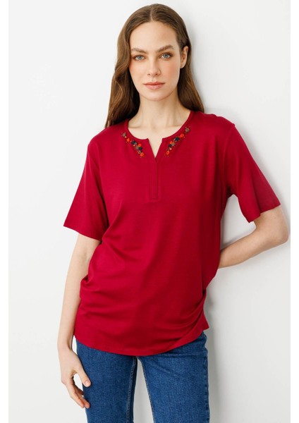 Kadın Açma Yaka Nakış Işlemeli T-Shirt Vişne modelleri