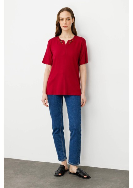 Kadın Açma Yaka Nakış Işlemeli T-Shirt Vişne indirimleri