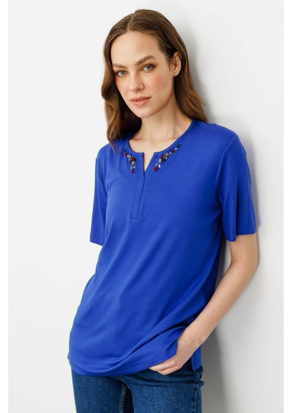 Kadın Açma Yaka Nakış Işlemeli T-Shirt Saks