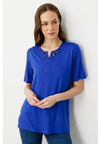 Kadın Açma Yaka Nakış Işlemeli T-Shirt Saks modelleri