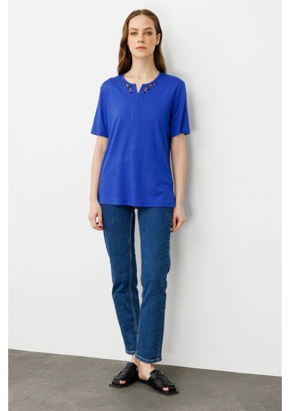 Kadın Açma Yaka Nakış Işlemeli T-Shirt Saks indirimleri