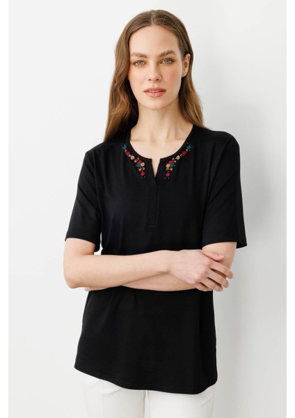 Kadın Açma Yaka Nakış Işlemeli T-Shirt Siyah