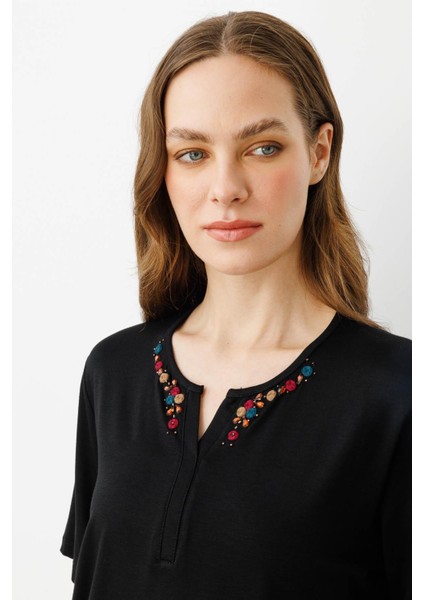 Kadın Açma Yaka Nakış Işlemeli T-Shirt Siyah fiyatları