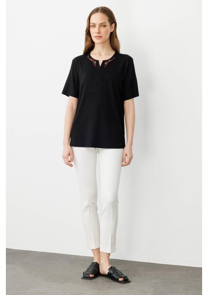 Kadın Açma Yaka Nakış Işlemeli T-Shirt Siyah indirimleri