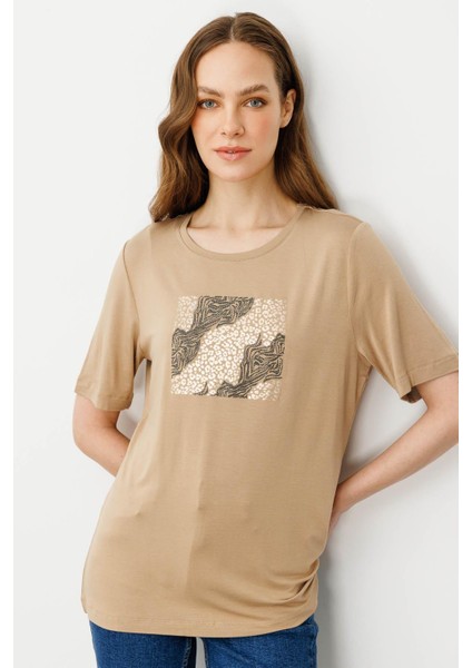 Kadın Sıfır Yaka Önü Taş Baskılı Penye T-Shirt Vizon