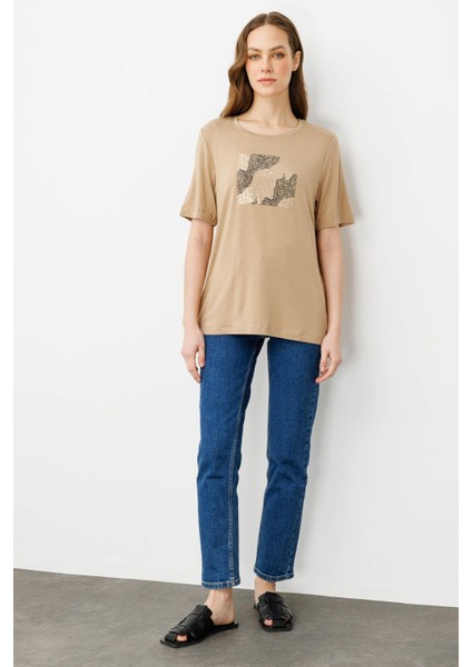 Kadın Sıfır Yaka Önü Taş Baskılı Penye T-Shirt Vizon fiyatları