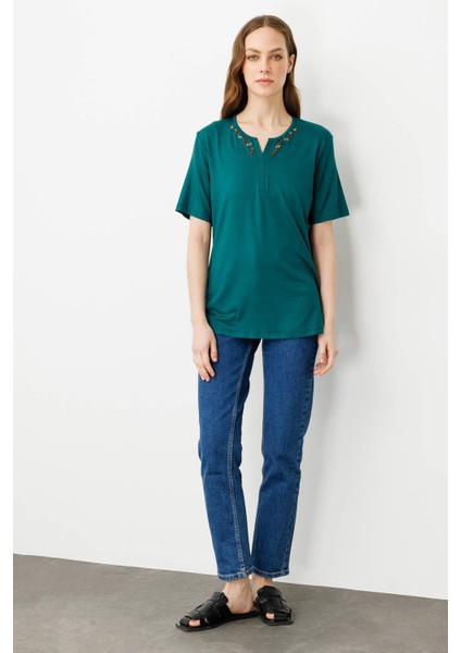 Kadın Açma Yaka Nakış Işlemeli T-Shirt Yeşil modelleri