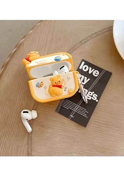 Apple AirPods Pro 2. Nesil Uyumlu 3D Winnie The Pooh Oyuncak Tasarımlı Figürlü Kopçalı Kulaklık Kılıfı