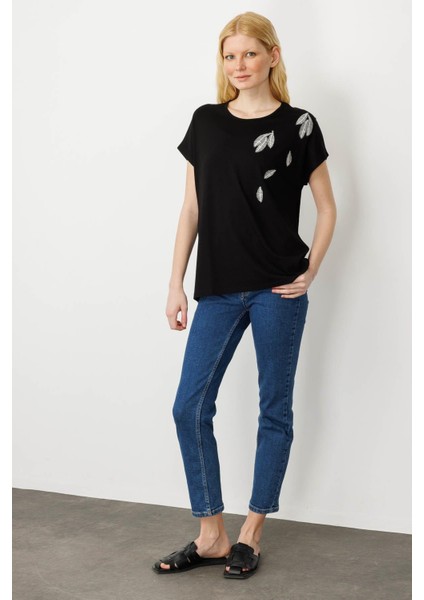 Kadın Sıfır Yaka Omzu Taşlı Penye T-Shirt Siyah indirimleri