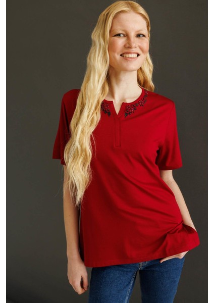 Kadın Açma Yaka Dantel Çiçek Işlemeli Penye T-Shirt Bordo
