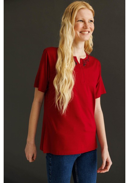 Kadın Açma Yaka Dantel Çiçek Işlemeli Penye T-Shirt Bordo fiyatları