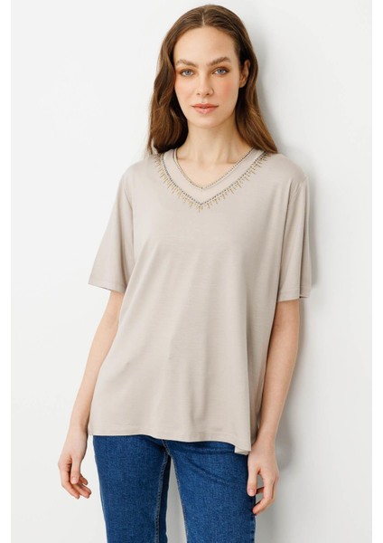 Kadın V Yaka Yakası Taşlı Penye T-Shirt Bej