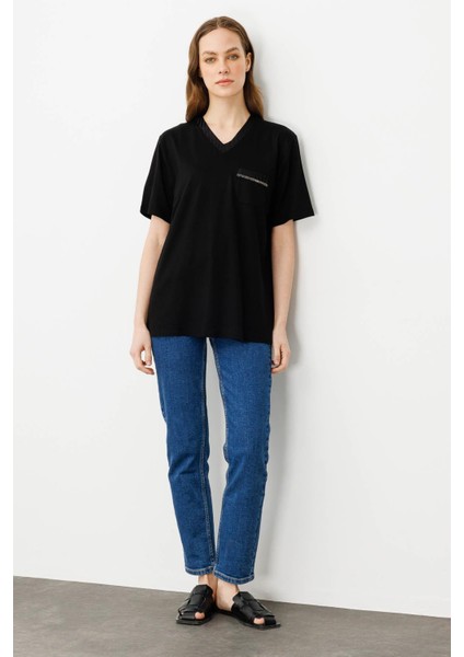 Kadın Sıfır Yaka Cebi ve Yakası Simli Penye T-Shirt Siyah fırsatları