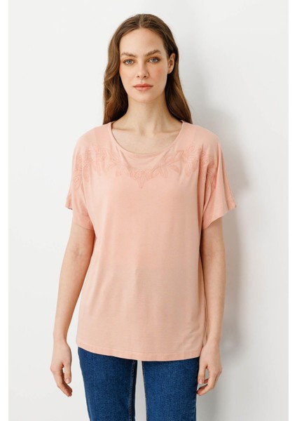 Kadın Sıfır Yaka Boncuk Işlemeli Penye T-Shirt Somon