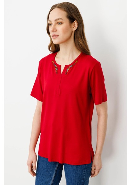 Kadın Açma Yaka Nakış Işlemeli T-Shirt Kırmızı