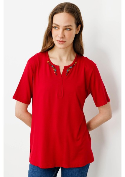 Kadın Açma Yaka Nakış Işlemeli T-Shirt Kırmızı fiyatları
