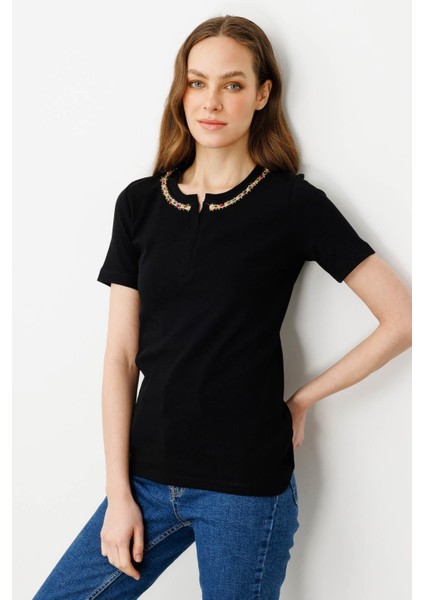 Kadın Yakası Işlemeli Kaşkorse Pamuk T-Shirt Siyah