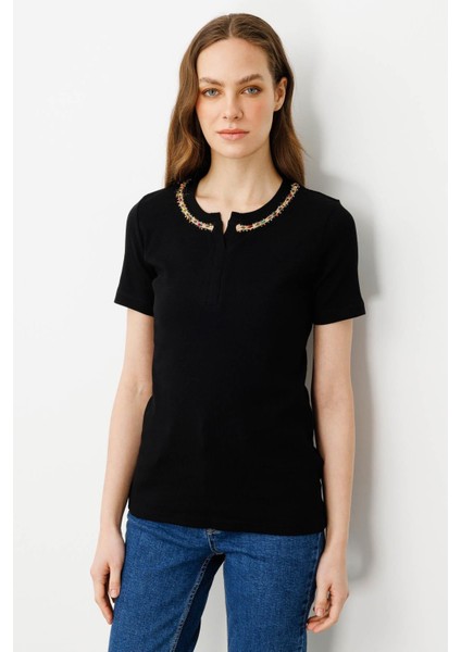 Kadın Yakası Işlemeli Kaşkorse Pamuk T-Shirt Siyah