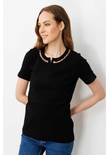 Kadın Yakası Işlemeli Kaşkorse Pamuk T-Shirt Siyah