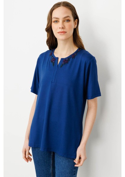 Kadın Açma Yaka Dantel Çiçek Işlemeli Penye T-Shirt Indigo