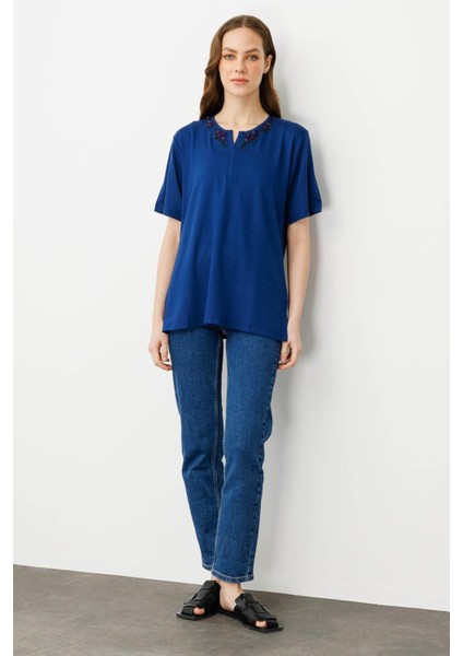 Kadın Açma Yaka Dantel Çiçek Işlemeli Penye T-Shirt Indigo fırsatları