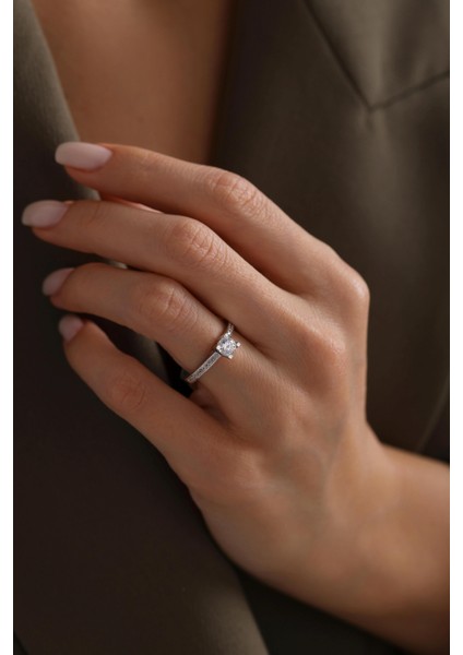 14 Ayar Beyaz Tektaş Altın Yüzük