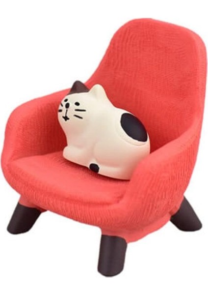 Kırmızı Sandalyedeki Kedi Mini Figür
