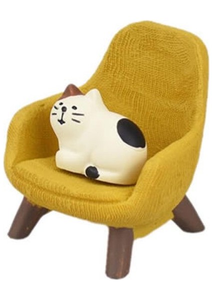 Sarı Sandalyedeki Kedi Mini Figür