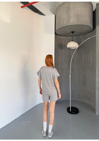 TKM-0021 Boyama Gri T Kol Model Bisiklet Yaka Tişört Bel Lastikli Ip Bağlamalı Cepli Şort Ikili Takım