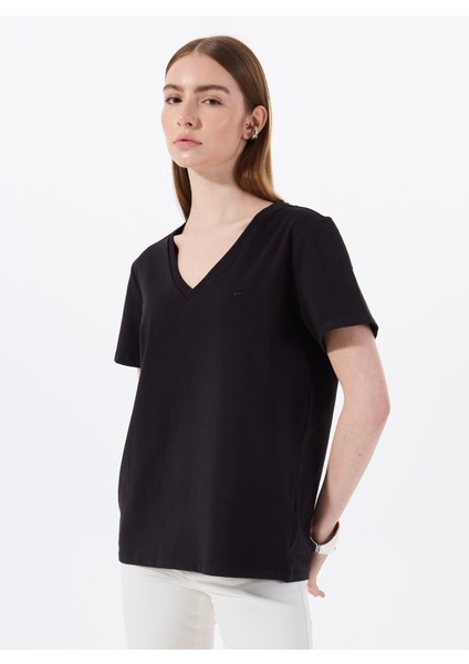 V Yaka Nakışlı Siyah Kadın T-Shirt M5SL-TST1848 modelleri