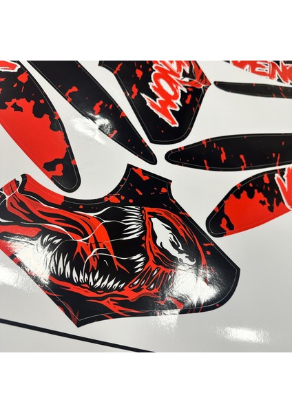 Mondial Drift Venom Parçalı Kaplama Modeli Kırmızı Siyah Beyaz