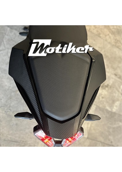 Bajaj RS200 Karbon Kuyruk Üstü Sticker Etiket Modeli fiyatları