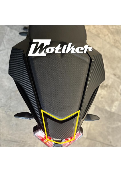 Bajaj RS200 Karbon Kuyruk Üstü Sticker Etiket Modeli modelleri