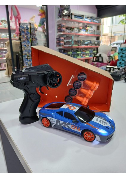 18 cm 2.4 Ghz Özel Uzaktan Kumandalı Dubalı Yedek Tekerlekli Drift Atan Şarjlı 15 Km Hızlı Araba