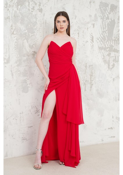 Önü Yırtmaçlı Straplez Kırmızı Abiye Elbise