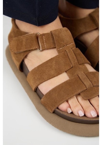 Capra Kadın Deri Atkılı Cırtlı Taba Sandalet modelleri