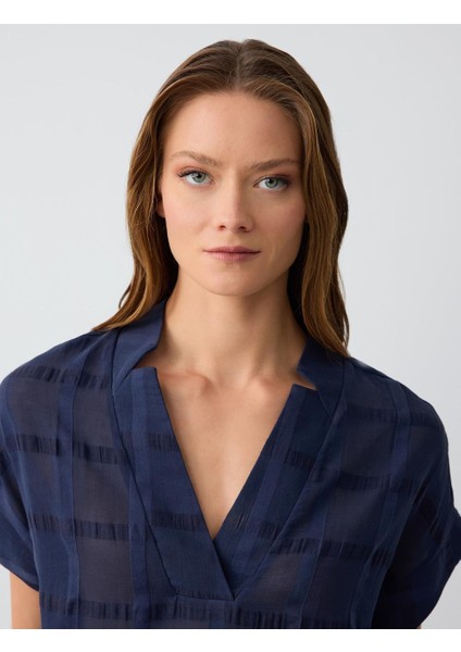 Lacivert Rahat Kesim Kısa Kollu V Yaka Desenli Keten Bluz indirimleri