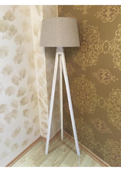 Şık ahşap ayaklı konik başlıklı bej ve beyaz tonlarda lamba, yüksekliği 101-150 cm