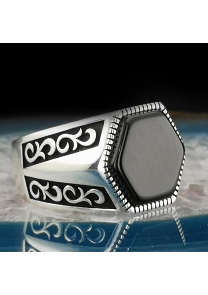 Altı Gen Tasarımlı Siyah Oniks Taşlı 925 Ayar Gümüş Yüzük